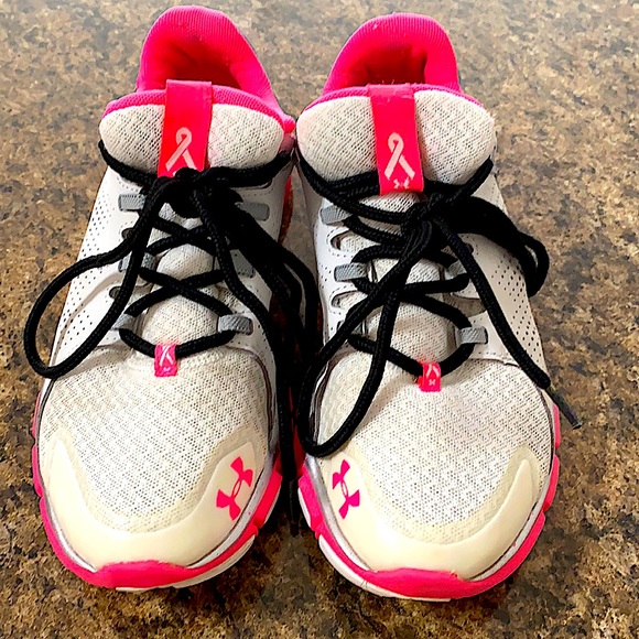 Under Armour Shoes - EUC Under Armour Womens tennis shoes size 8.5.